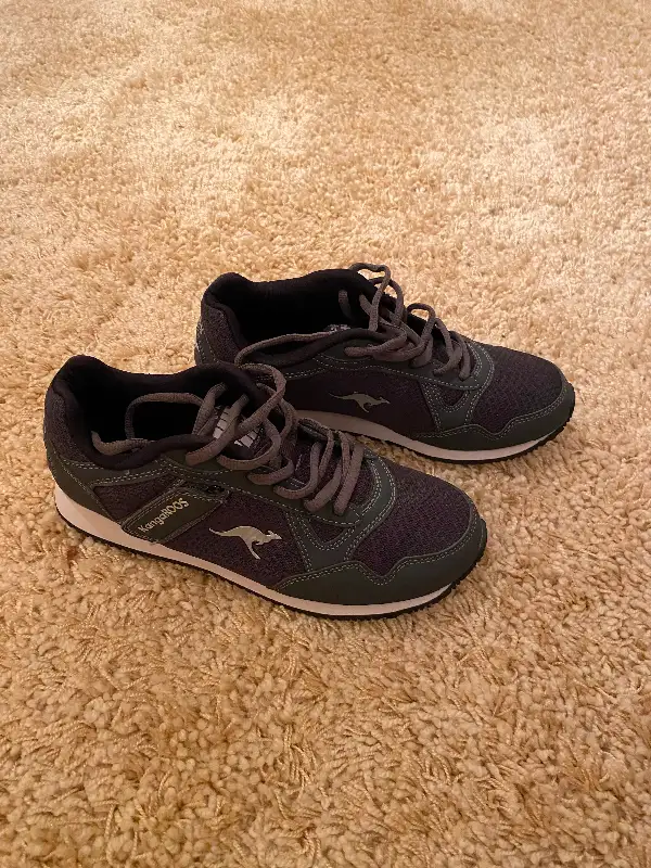 Kids spirt shoes KangaRoos size 662863285570818122