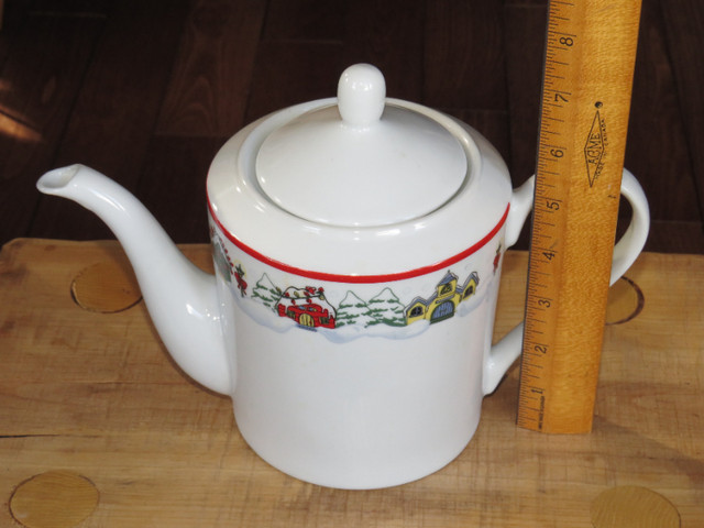 Christmas Teapot Royal Heritage Holiday Joy in Kitchen & Dining Wares in Trenton - Image 2