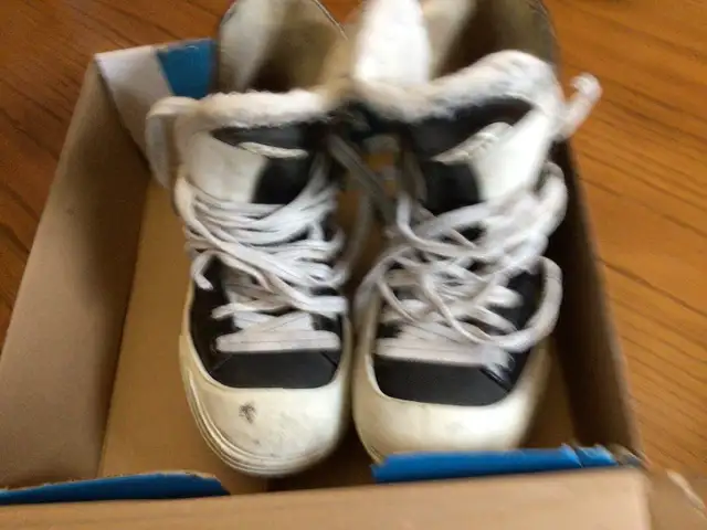 Senior CCM Goalie Skates Model 550 Size 8.5? in Hockey in Windsor Region - Image 5