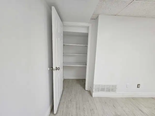 Renovated 2 bed 1 den Basement Apartment Large Windows  in Long Term Rentals in City of Toronto - Image 10
