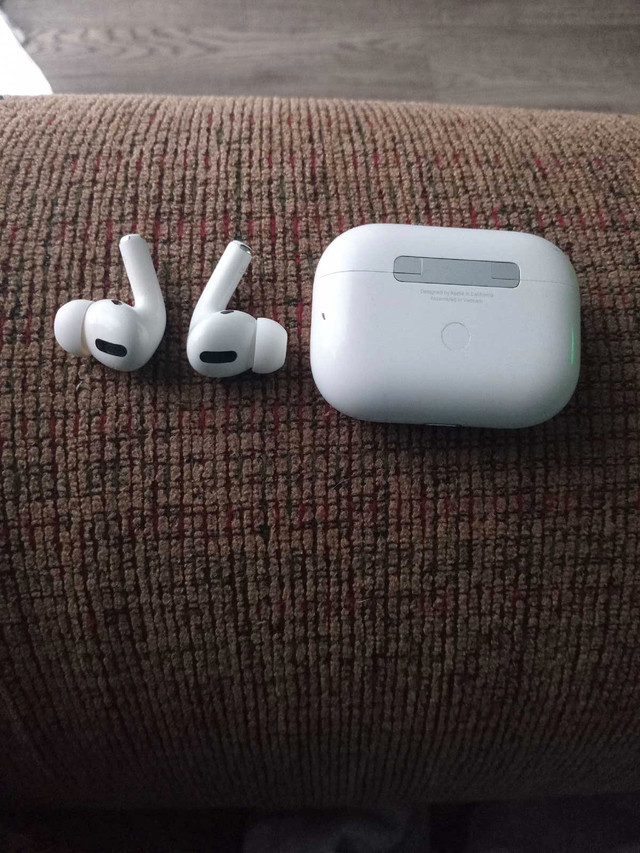 Air pods  in Cell Phone Accessories in St. Catharines