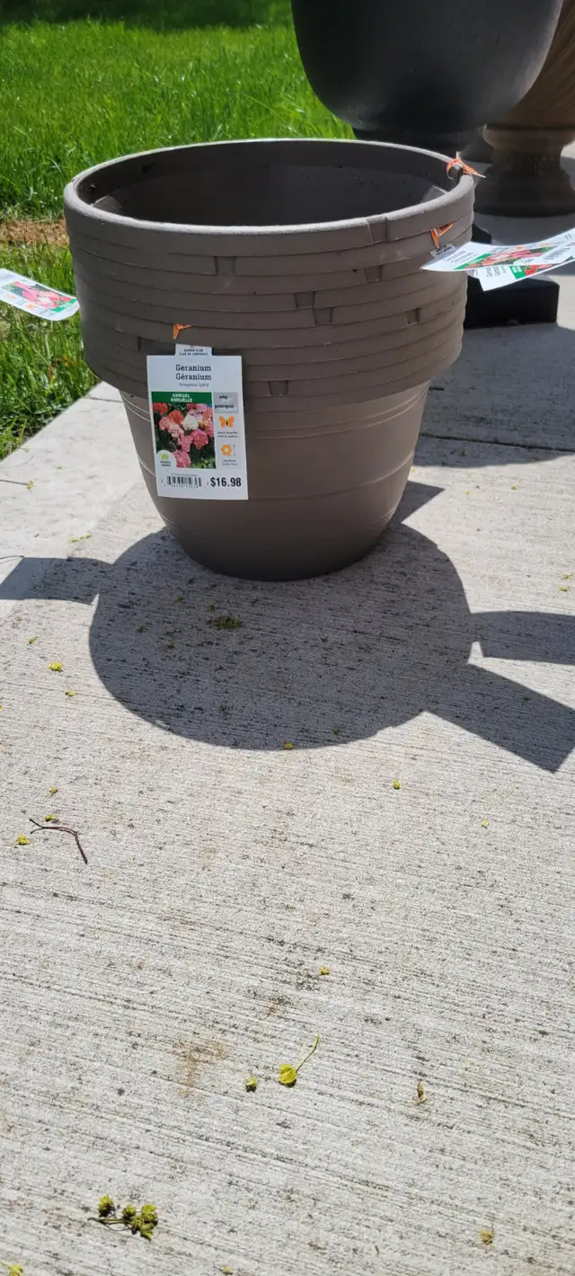 Planters METAL, CERAMIC, PLASTIC, MANY KINDS OF DECORATION VASES in Plants, Fertilizer & Soil in Mississauga / Peel Region - Image 4