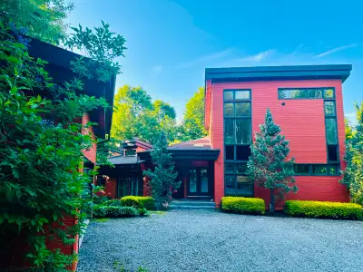 Secluded Furnished Luxury Home on Lake, ~40min from Ottawa/Gat