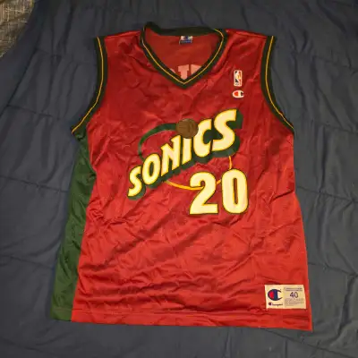 Step up your basketball memorabilia game with this Champion NBA jersey of the legendary Gary Payton,...