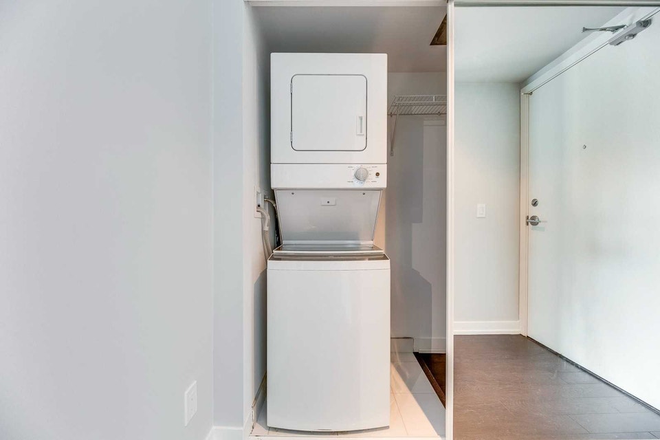 Fully furnished 2 Bedrooms at 85 Wood St. @ Axis Condos 2