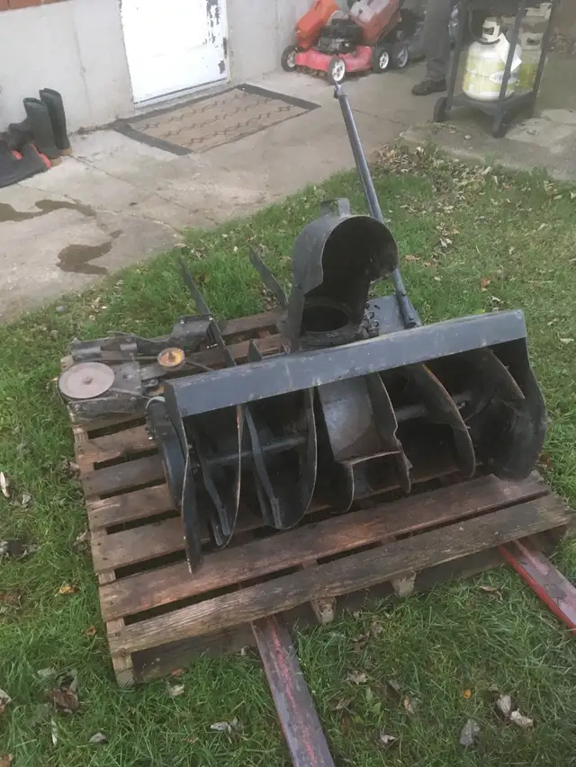 souffleuse tracteur in Lawnmowers & Leaf Blowers in West Island - Image 3