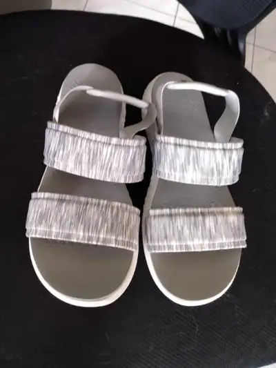 SANDALES  NEUVES GRISES GR 9 POUR FEMME  15$ DE SHAWINIGAN SUD, View more