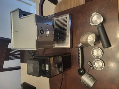 Machine espresso Roma ( Breville) et moulin à café ( De Longhi). La Roma est presque neuve et le mou...