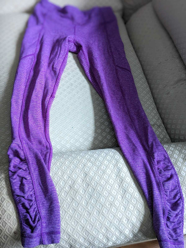 Lululemon ruched sides leggings knitted (sz 4) in Women's - Bottoms in Edmonton - Image 4