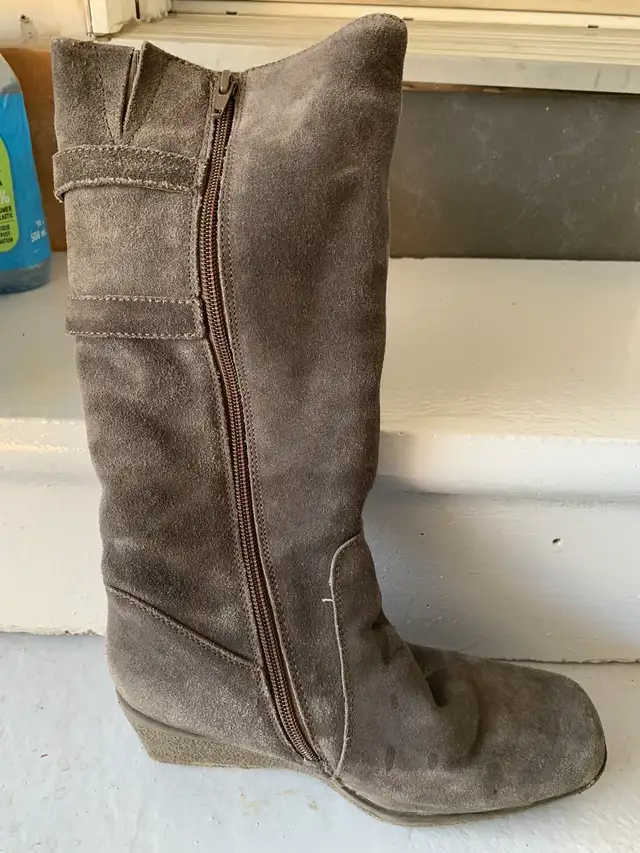 Suede boots  in Garage Sales in Mississauga / Peel Region - Image 4