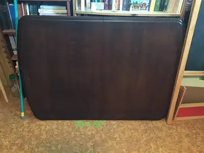 Surface de table brune foncée,  sans pattes 30$  ou avec 55$, View more