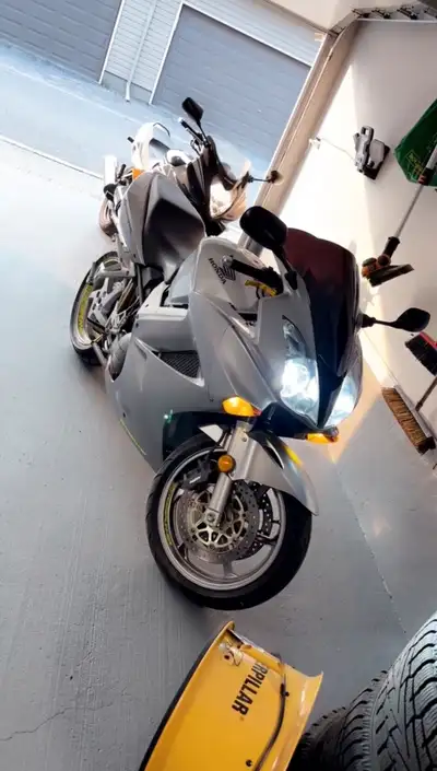 2005 Honda VFR800. Delkevic dual exhaust, Tail tidy, New Michelin Tires, Upgraded LED headlights and...