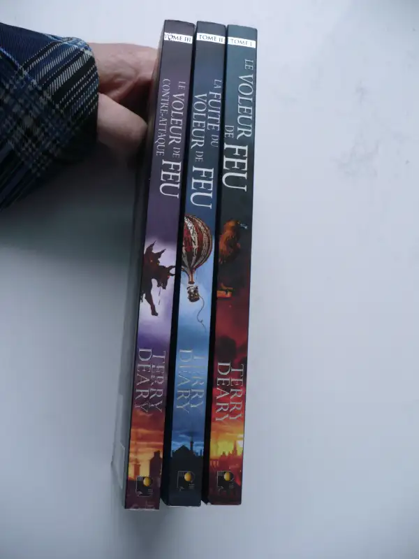TRILOGIE LE VOLEUR DE FEU - TERRY DEARY ( 3 LIVRES ) JEUNESSE in Fiction in Longueuil / South Shore - Image 9