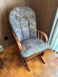 Chaise en bois berçante
