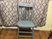 Chaise en bois peinturée bleue  10$