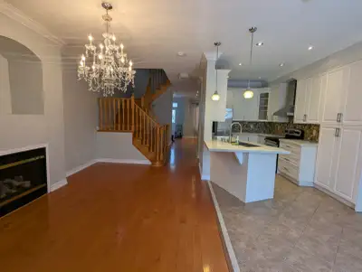 Bright Upper Level Townhome in Greensborough This beautifully maintained upper-level unit in the hea...