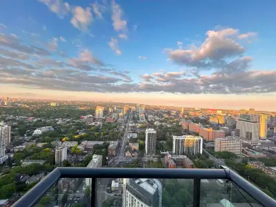 251 Jarvis St close Dundas Square Subway Welcome to Dundas Square Gardens.A 9 Feet Ceiling Luxury Co...