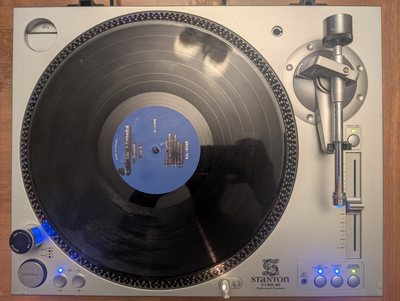 À entraînement direct, sans courroie, similaire à la Technics SL1200 mk2, mais à une franction du pr...