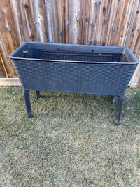Beautiful Raised planter excellent used condition $90