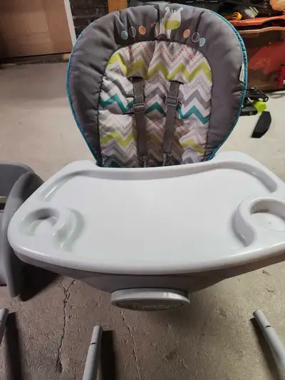 Selling a 3 in 1 high chair. Works as a booster, toddler high chair and infant high chair. Works wel...
