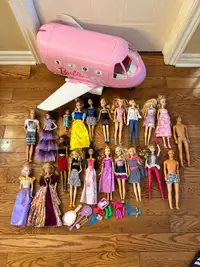 Lot de poupées Barbie et avion