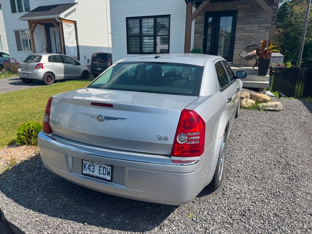 Chrysler 300 Limited bas kilométrage impeccable à vendre — photo 3