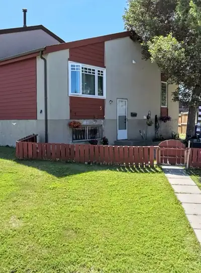 This is a room for rent in a two bedroom unit located in Penbrook neighbourhood. Near few schools an...