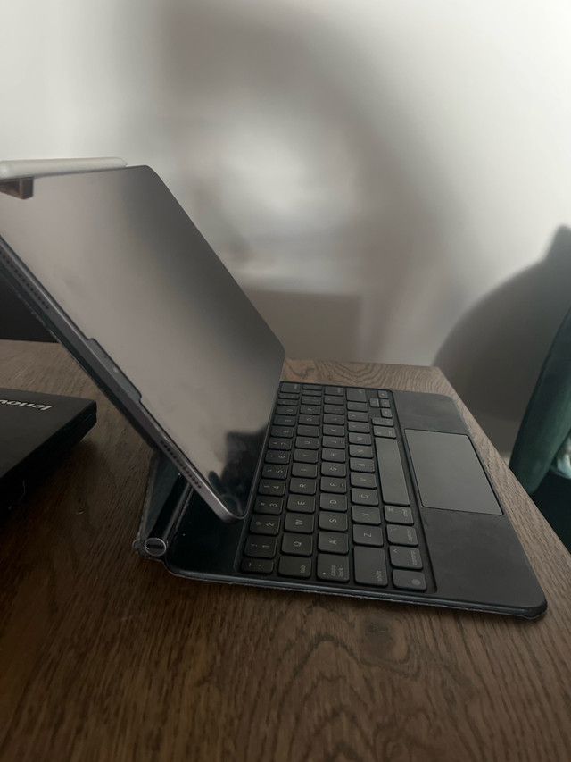 11” iPad Pro 2020 (2nd gen) with Magic Keyboard and Apple Pencil in iPads & Tablets in City of Toronto - Image 3