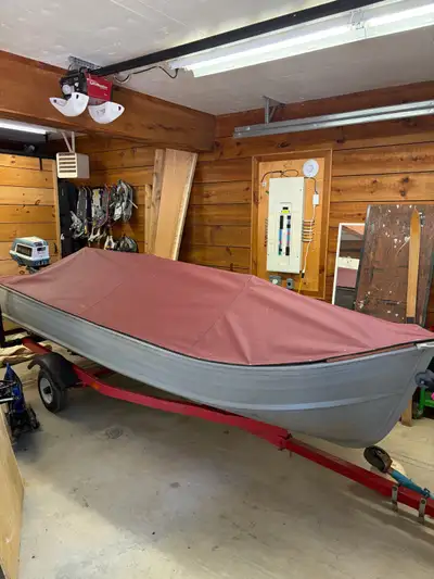 This 14 ft aluminum boat is “Fishing Ready” featuring a classic 5.5 HP Evinrude Fisherman motor (rec...