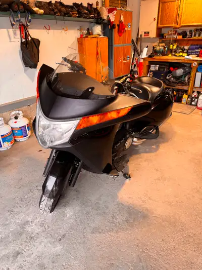 This Victory Vision is a powerful touring motorcycle featuring a smooth Freedom V-Twin engine, perfe...