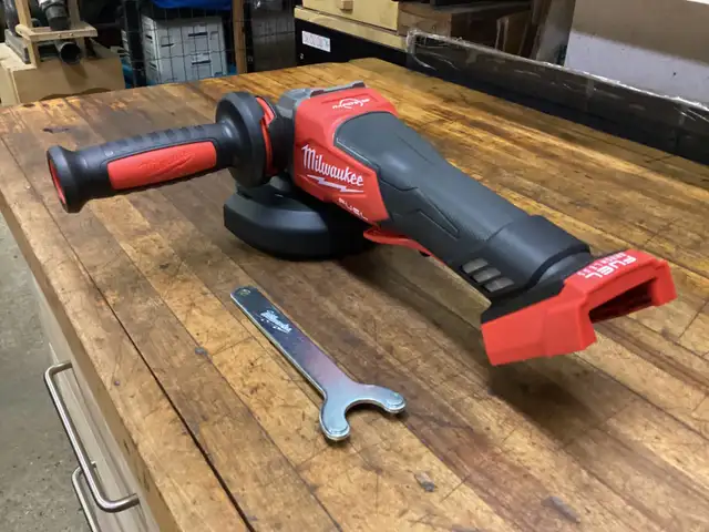 MILWAUKEE M18 FUEL BRUSHLESS RAPID STOP 4 1/2”-5” PADDLE GRINDER in Power Tools in Barrie - Image 5