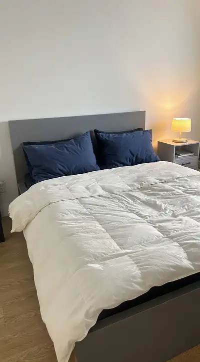 Ensemble lit Queen tête de lit grise + matelas – Excellent état, View more