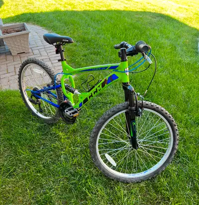 The CCM Static 24" Dual Suspension Mountain Bike combines great value and features a lightweight alu...