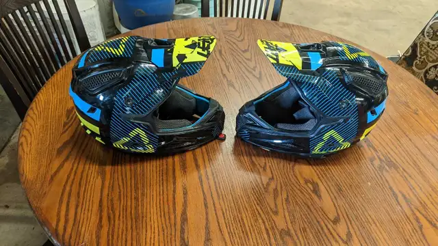 Youth Motocross Helmet Large in Other in London - Image 2