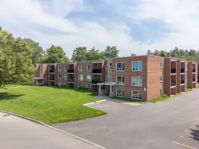 This spacious designated non-smoking one-bedroom apartment in Woodstock offers a clean and comfortab...