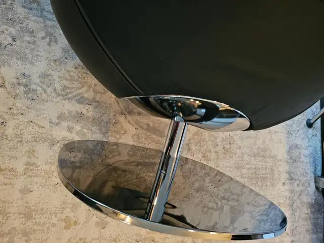 Vintage Tirup Swivel Chair ..Chrome and Black leather in Chairs & Recliners in Delta/Surrey/Langley - Image 6