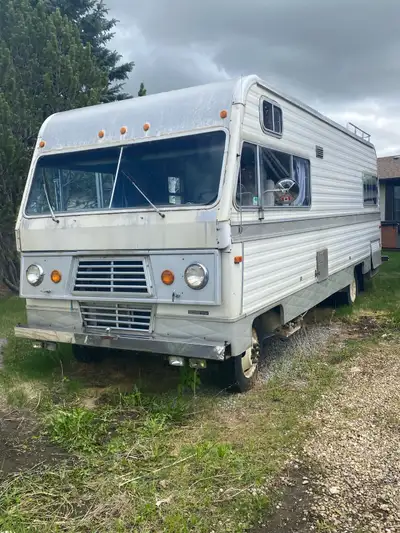 1975 Dodge Champion class a motorhome, 440 wild block on propane, 400L propane tank. New tires in 20...
