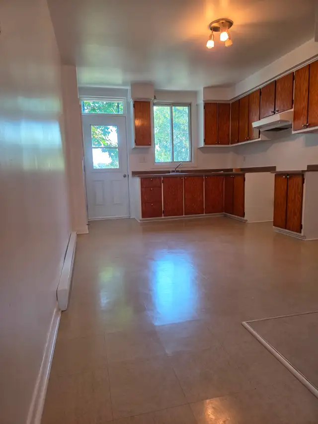 Sunny 3½ Apartment Near Jolicoeur Metro Station