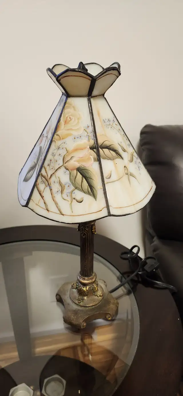 2 STAINED GLASS ROSE LAMPS in Indoor Lighting & Fans in City of Montréal - Image 5