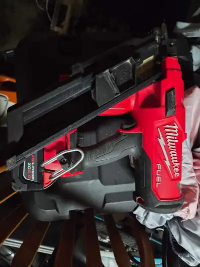 Milwaukee 34 ° nail gun and battery, View more