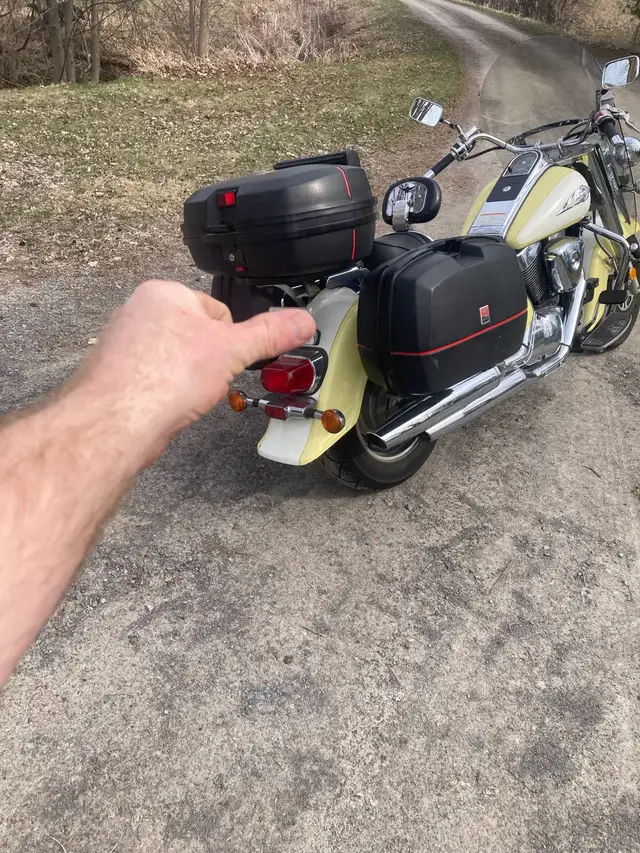 1998 Suzuki Intruder 1500 in Touring in Ottawa - Image 9