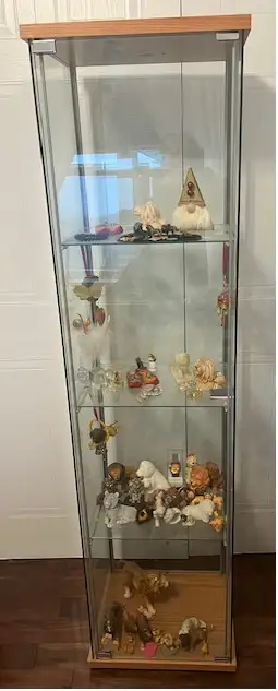 Armoire haute entourée de verres et dotée de trois étagères pour exposer vos jolis objets. Dotée d'u...
