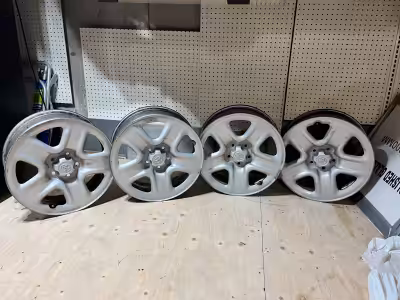 Était sur Toyota rav-4 Faite une offre.