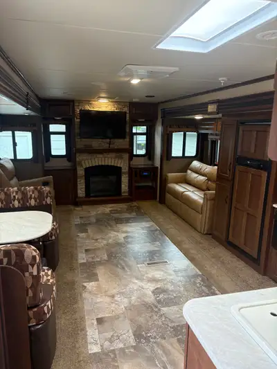 Very clean 2015 jayco jay flight 33 feet long 6 gallon hot water tank 80 gallon fresh water tank 39...