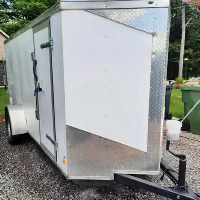 Remorque fermée 5 pi large x 5.3 pi. haut int. x 12 pi. Porte de côté et porte cargo. Équipée pour l...