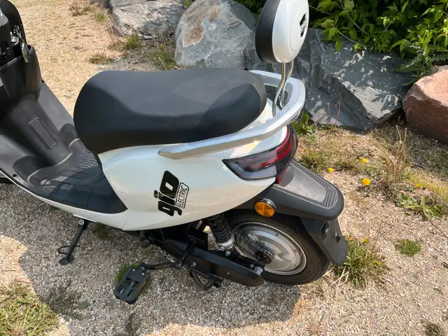 Gio Royal Scooter/Electric Bike in Scooters & Pocket Bikes in Winnipeg - Image 4