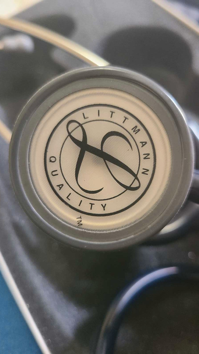 STÉTHOSCOPE  LITTMANN MADE IN USA AVEC ÉTUI  ET SARRAU. dans Santé et besoins spéciaux  à Ville de Montréal - Image 4