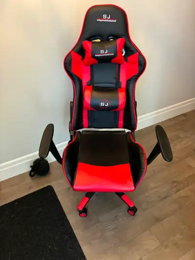 Office/gaming chair in very good condition, View more
