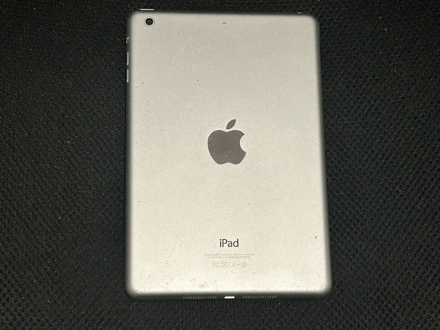 Apple iPad Mini 2 Model A1489 (2015) 16GB FOR PART OR NOT WORKIN dans Accessoires pour iPad et tablettes  à Ville de Montréal