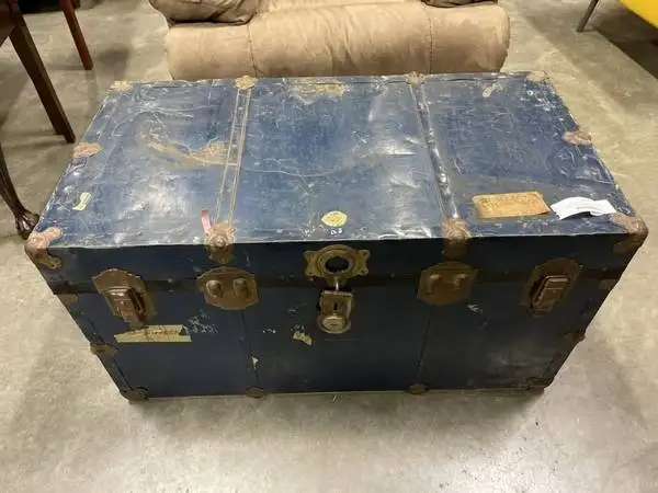 TRUNK -SHIPPING - VINTAGE - METAL
